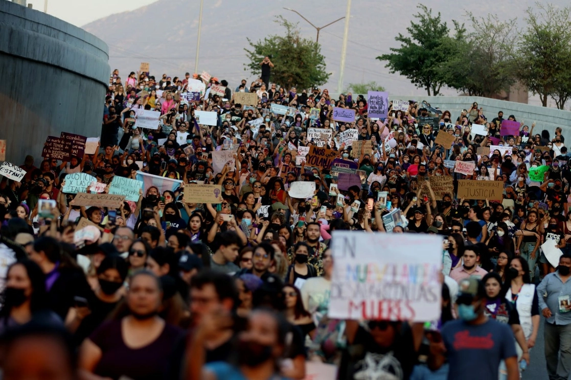 Cientos de personas recorrieron las principales calles de Monterrey. Foto Antonio Ojeda 