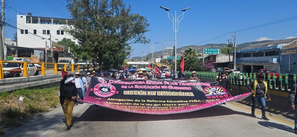 Protesta de los maestros de la Ceteg, que van rumbo al palacio de Gobierno.Fotos Sergio Ocampo