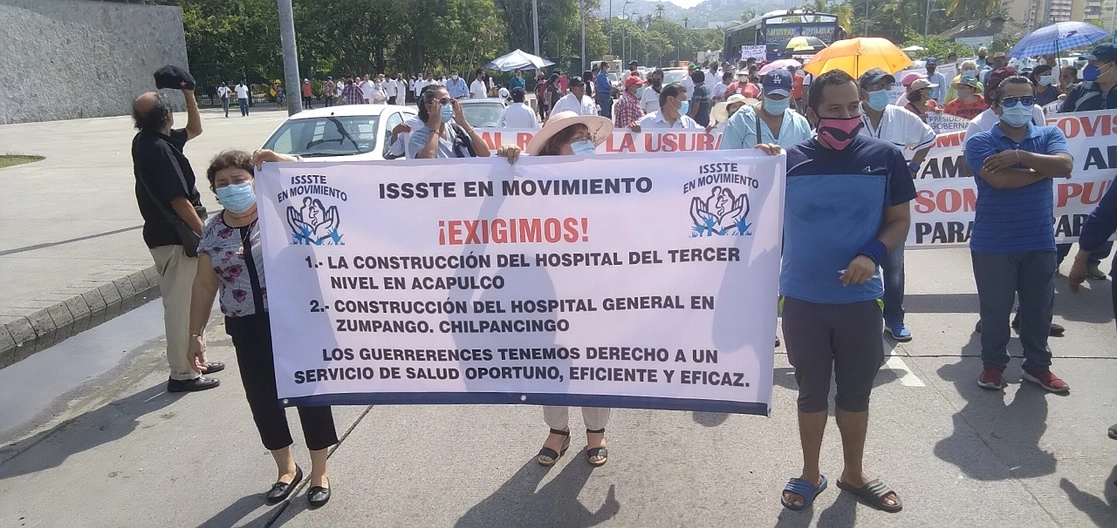 Derechohabientes y jubilados del Issste marchan para exigir la construcción de un hospital de tercer nivel en Acapulco y un hospital de segundo nivel para Chilpancingo. Foto Héctor Briseño