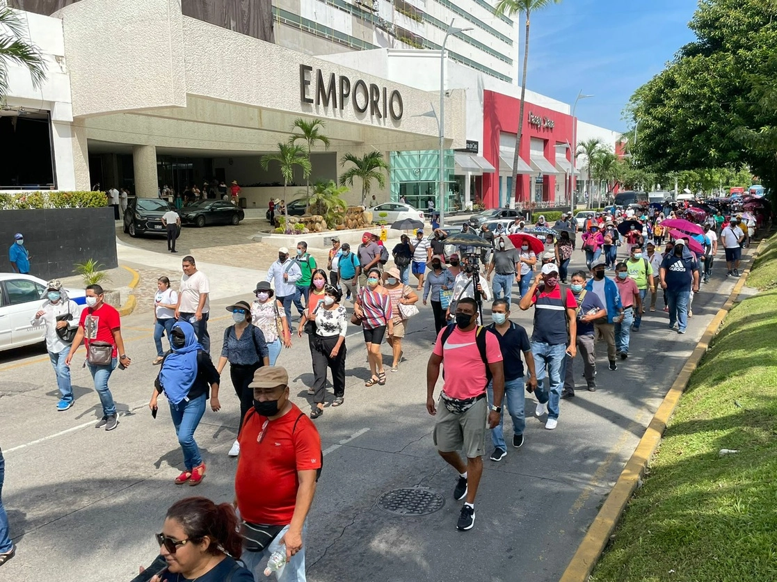 Maestros de la Coordinadora Estatal de Trabajadores de la Educación en Guerrero marchan para exigir la asignación de alrededor de mil 200 bases del nivel de educación básico, el 8 de julio de 2022. Foto ‘La Jornada’