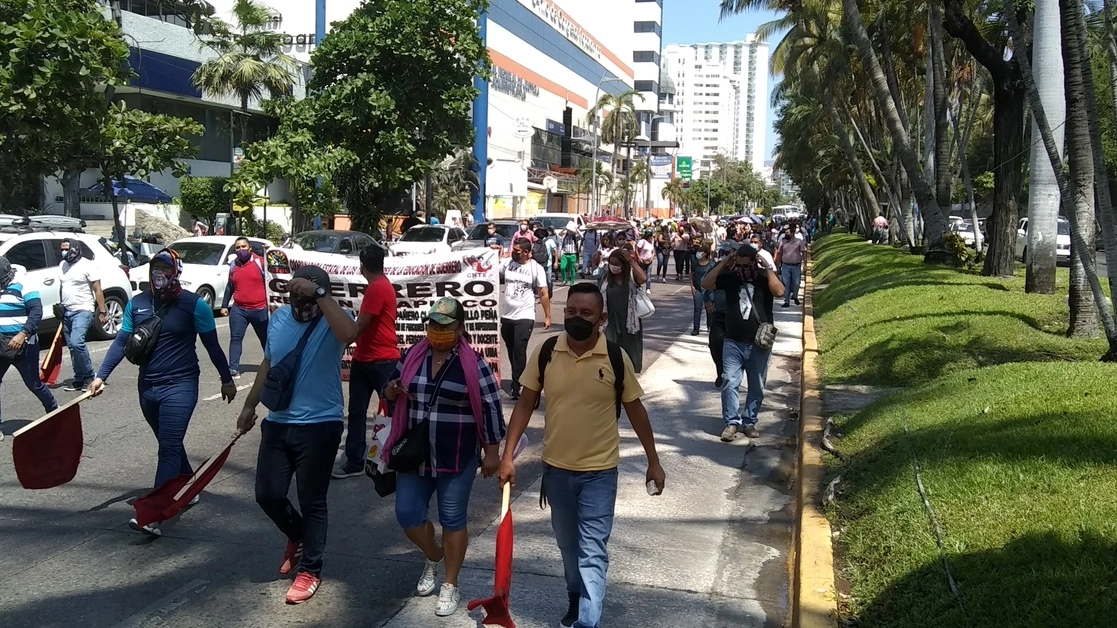 Profesores de la Ceteg regiones Acapulco, Costa Grande y Norte marcharon rumbo a la Universidad Tecnológica, donde sostendrán una mesa de trabajo con autoridades de la Secretaría de Educación de estatal. Foto Héctor Briseño