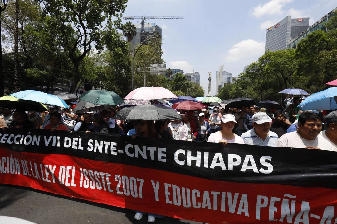Maestros de diferentes secciones de la CNTE marchan del Ángel de la Independencia hacia el Zócalo de la Ciudad de México, el 6 de junio de 2025. Foto 