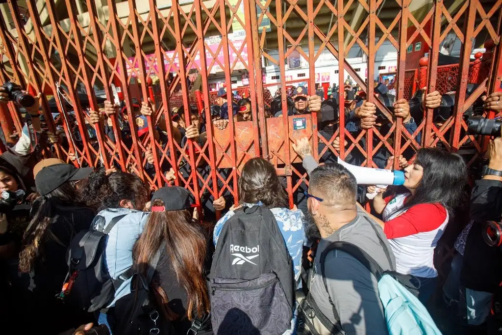 Manifestantes intentan ingresar a la Plaza de Toros. Foto Pablo Ramos/ La Jornada