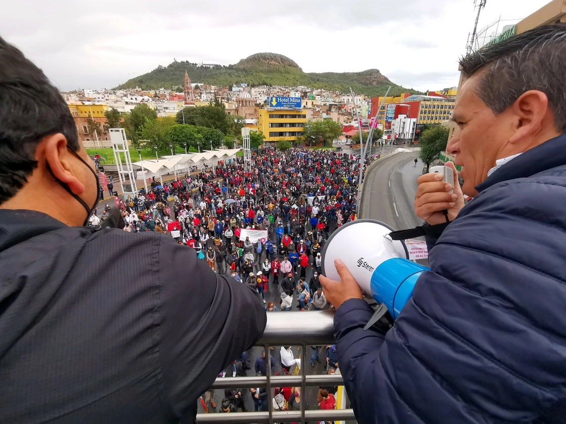 Más de ocho mil maestros de la sección 58 del SNTE, así como del Colegio de Bachilleres de Zacatecas y del Colegio de Estudios Científicos y Tecnológicos, marcharon para exigir al gobernador David Monreal el pago de salarios de la primera quincena del mes, el 21 de septiembre de 2021. Foto Alfredo Valadez
