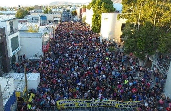Unas cinco mil personas se manifestaron en Hermosillo, Sonora contra las facturas de sus servicios básicos pues en algunos casos resultan impagables. Foto