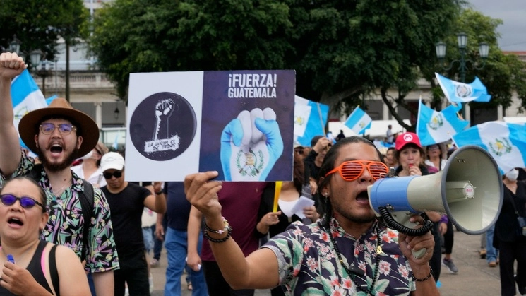 Miles de personas salieron a protestar a las calles de Guatemala. Foto Afp