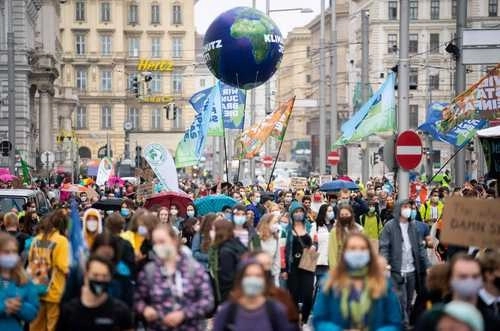 A pesar de la pandemia de coronavirus miles de jóvenes se dieron cita en las calles de Viena convicados por Fridays for Future. Foto Afp