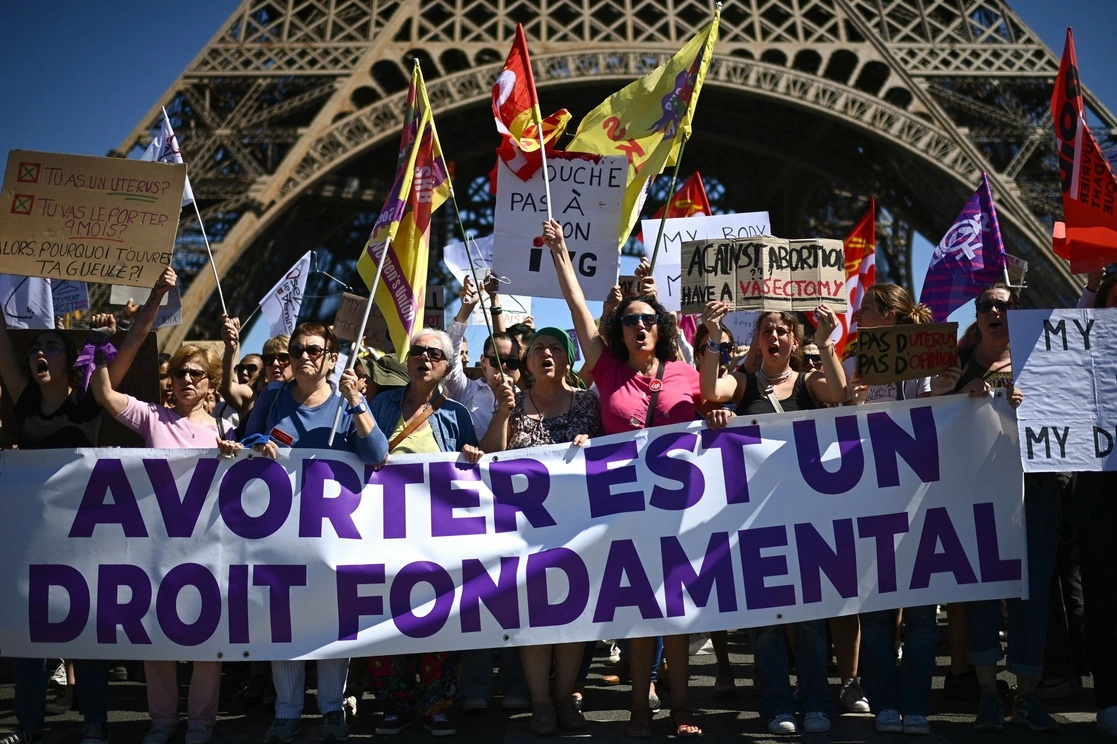 Un tema central de las protestas mundiales es la defensa del derecho al aborto. En la imagen, manifestación en la torre Eiffel, en París. Foto Afp 
