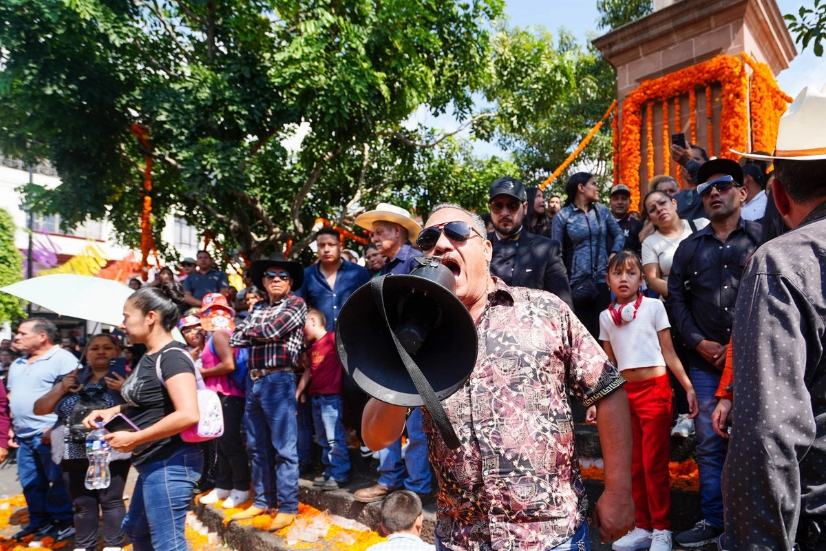 En la plaza central de esta ciudad se llevó a cabo el funeral del alcalde, Carlos Manzo, quien fue asesinado a balazos en este sitio cuando acudió a la velada por el Día de Muertos. 