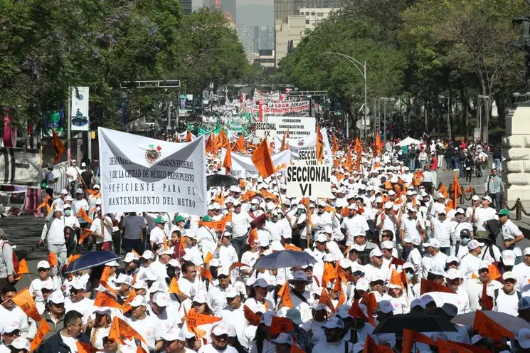 Trabajadores inician una marcha en el marco del Primero de Mayo, Día del Trabajo, que tiene como punto de partida el Ángel de la Independencia, ubicado en Paseo de la Reforma. en la Ciudad de México, el 1 de mayo de 2023. Foto María Luisa Severiano