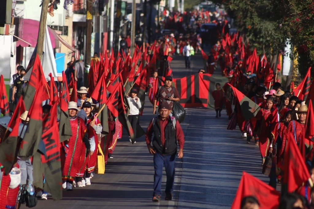 Integrantes del Movimiento Unificador de Lucha Triqui, durante una manifestación ayer en la capital del estado, donde también reivindicaron la lucha del profesor Genaro Vázquez, asesinado hace 52 años. Foto Jorge A. Pérez