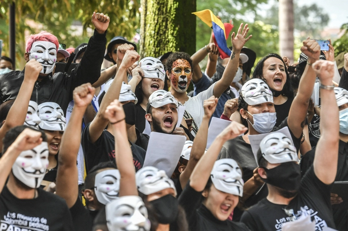 Nuevamente las calles de las principales ciudades de Colombia fueron escenario de manifestaciones en demanda de medidas del gobierno que ayuden enfrentar la crisis económica. En la imagen, protesta de un grupo de artistas ayer en Medellín. Foto Afp