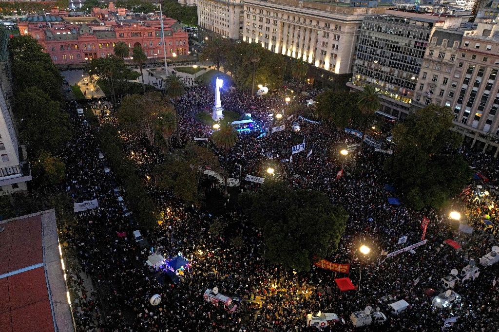 Hundreds of thousands march in defense of public education in Argentina