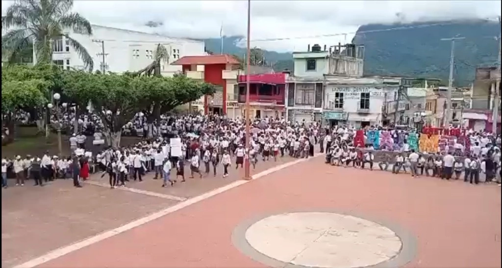 Miles de habitantes del municipio de Frontera Comalapa y de Chicomuselo marcharon este martes en la cabecera del primero para exigir que haya paz y la liberación de las vías de comunicación. Captura de pantalla de un video de X @GabyCoutino.