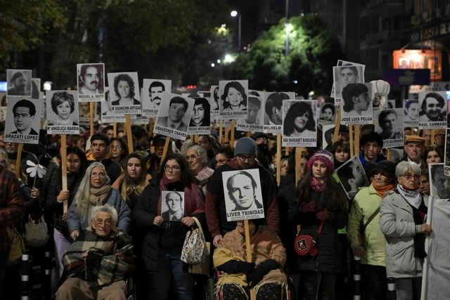 Decenas de miles de personas marcharon este lunes en Uruguay en reclamo de verdad y justicia para los desaparecidos durante la dictadura. Foto Afp