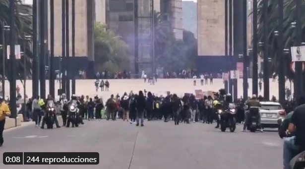 Alrededor de 100 mujeres se reunieron desde antes de las 14 horas y salieron en punto de las 14:52 rumbo al Zócalo, en apoyo a las madres de víctimas de feminicidio. Imagen tomada del Twitter @OVIALCDMX