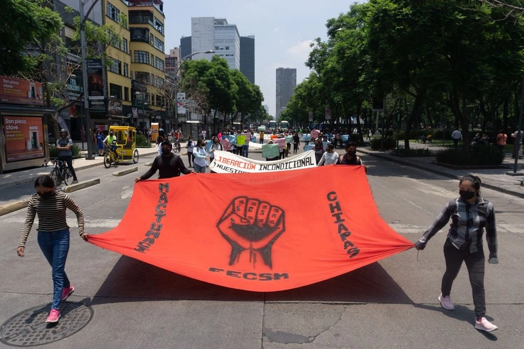 Estudiantes de la Normal Rural de Mactumactzá marchan sobre la avenida Juárez rumbo al Zócalo de la Ciudad de México, el 27 de julio de 2021. Foto Pablo Ramos