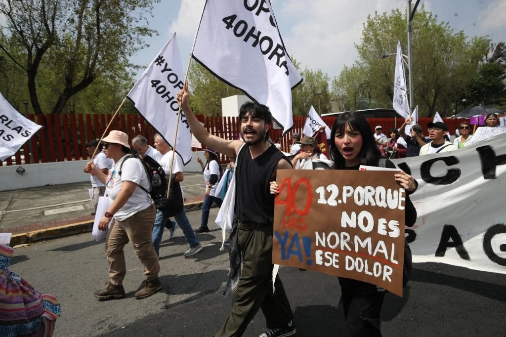 El Frente Nacional Por las 40 Horas durante marcha desde el Zócalo Capitalino a la Cámara de Diputados para exigir que se apruebe esta reforma a la jornada laboral el 1 de septiembre del 2024.  La Jornada/ Yazmín Ortega Cortes