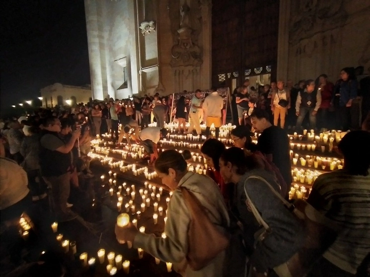Los asistentes a la manifestación colocaron cientos de veladoras en la escalinata de la parroquia de Lagos de Moreno. Foto tomada de X.