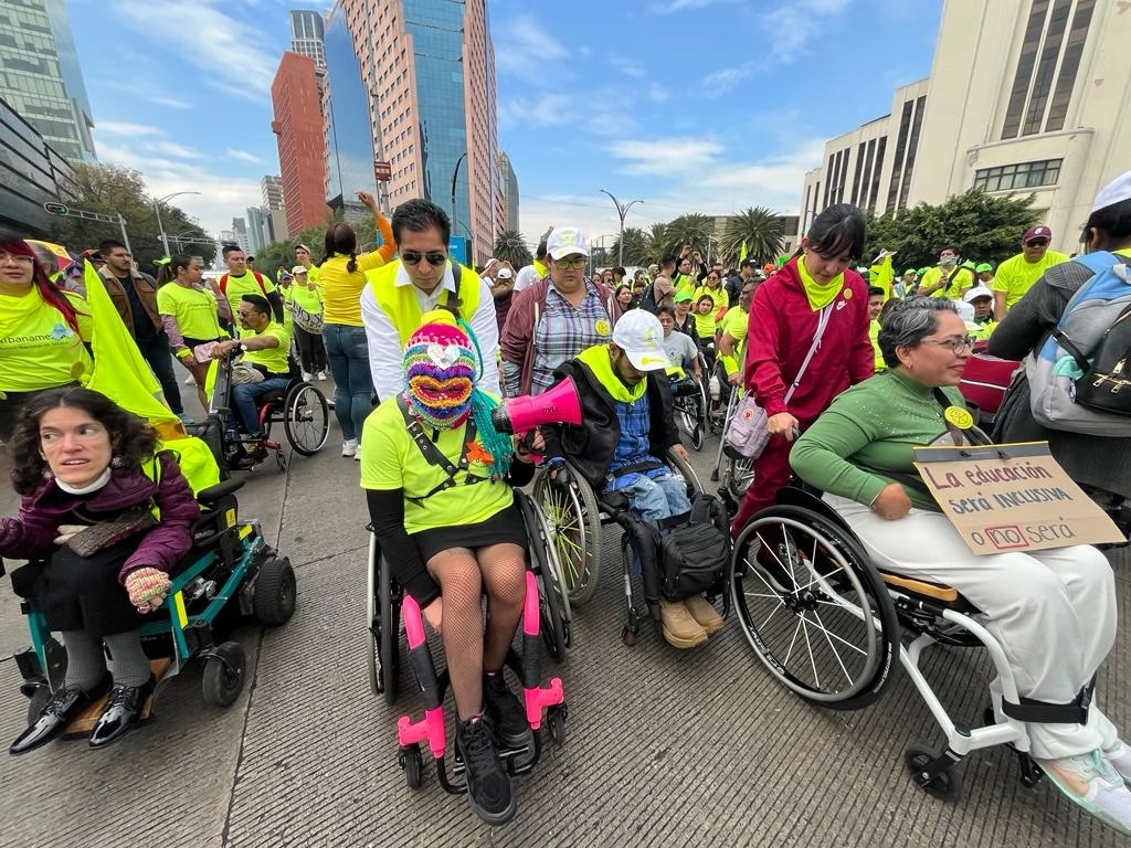 Decenas de personas participan en la marcha por el Día Internacional de Personas con Discapacidad, en la Ciudad de México, el 2 de diciembre de 2023. Foto María Luisa Severiano