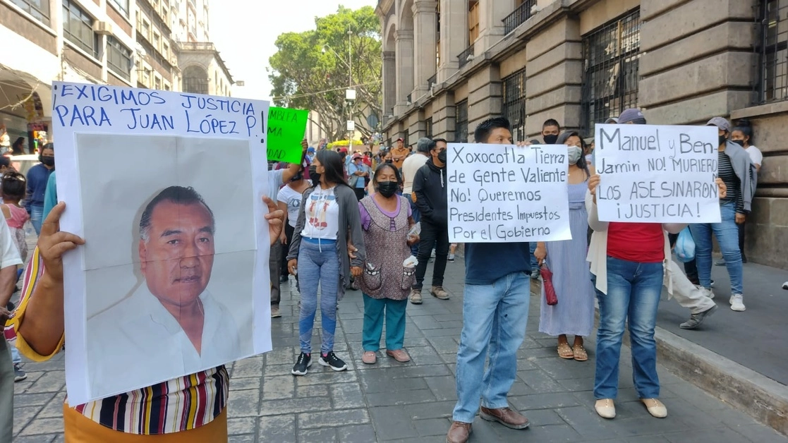 Habitantes de Xoxocotla marcharon en Cuernavaca para exigir a la FGE justicia para dos integrantes del cabildo indígena asesinados en enero y marzo pasado. Foto ‘La Jornada’