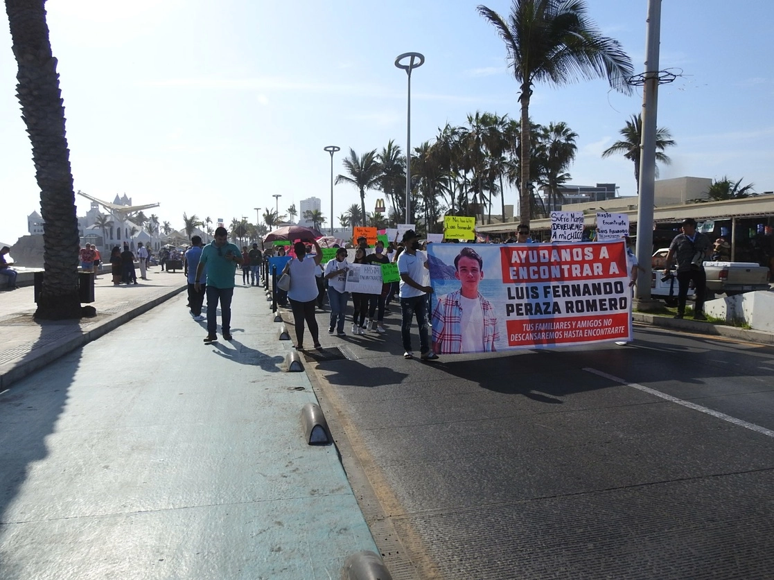 Los familiares, estudiantes y docentes del Cetis 127 se manifestaron para exigir la pronta aparición de Luis Fernando Peraza Romero. Foto Irene Sánchez
