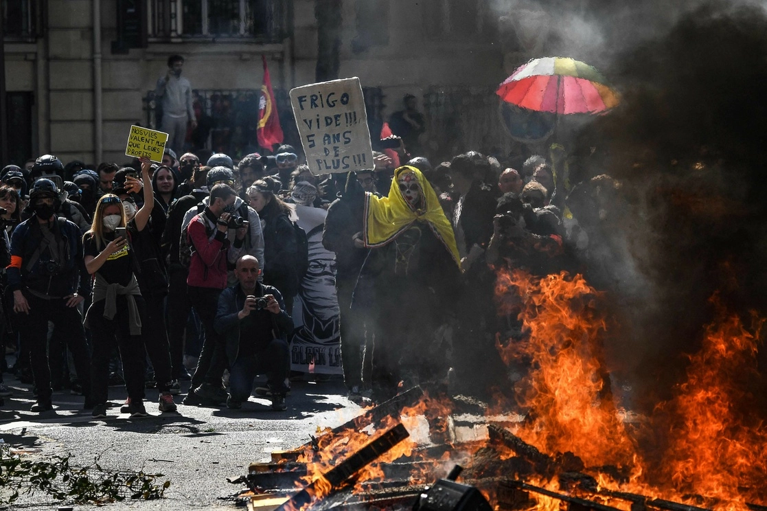 Protesta por el 1 de mayo que marca el Día Internacional de los Trabajadores, en París. Foto Afp