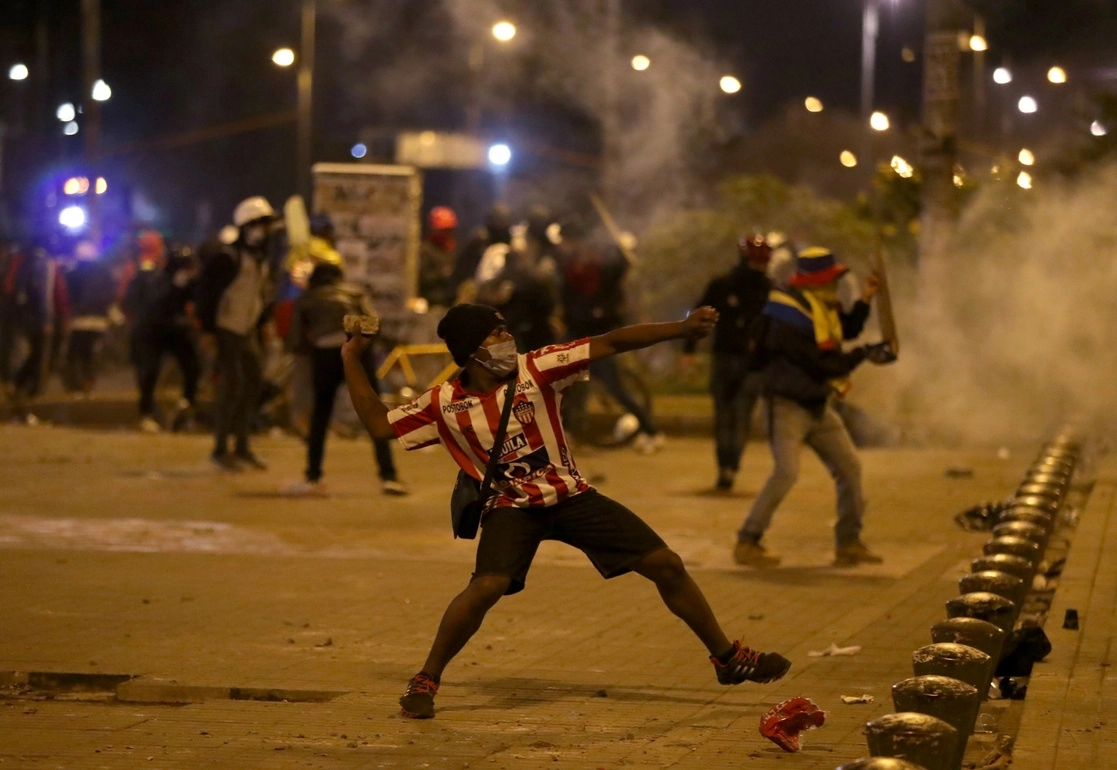 Los enfrentamientos entre manifestantes y los cuerpos de seguridad en Colombia han dejado cerca de 60 muertos en un mes. Foto Ap/Archivo