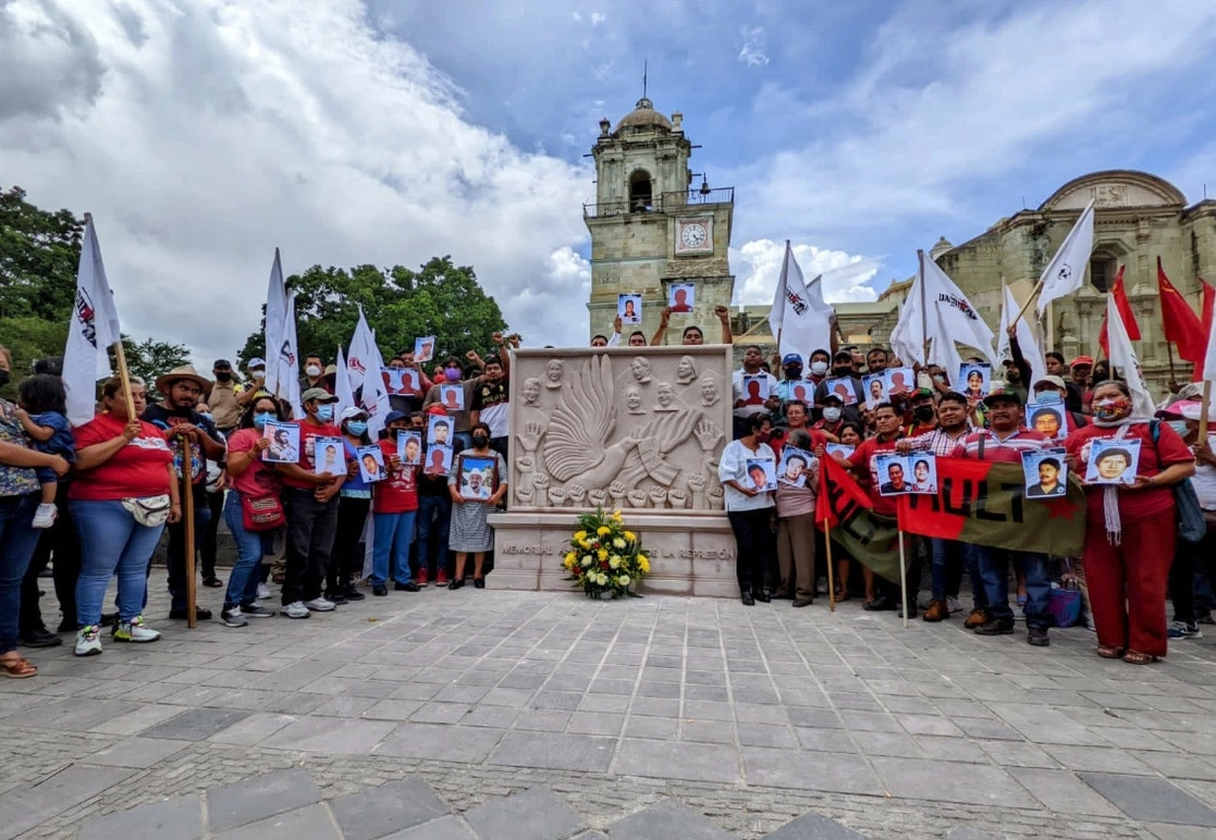 Cientos de profesores, integrantes de organizaciones sociales y sobrevivientes del desalojo de opositores a la reforma educativa de Enrique Peña Nieto, que fuerzas estatales y federales implementaron el 19 de junio de 2016 en Asunción Nochixtlán, marcharon por esa localidad de la región de la Mixteca. Foto tomada del Twitter de @FPR_OAXACA