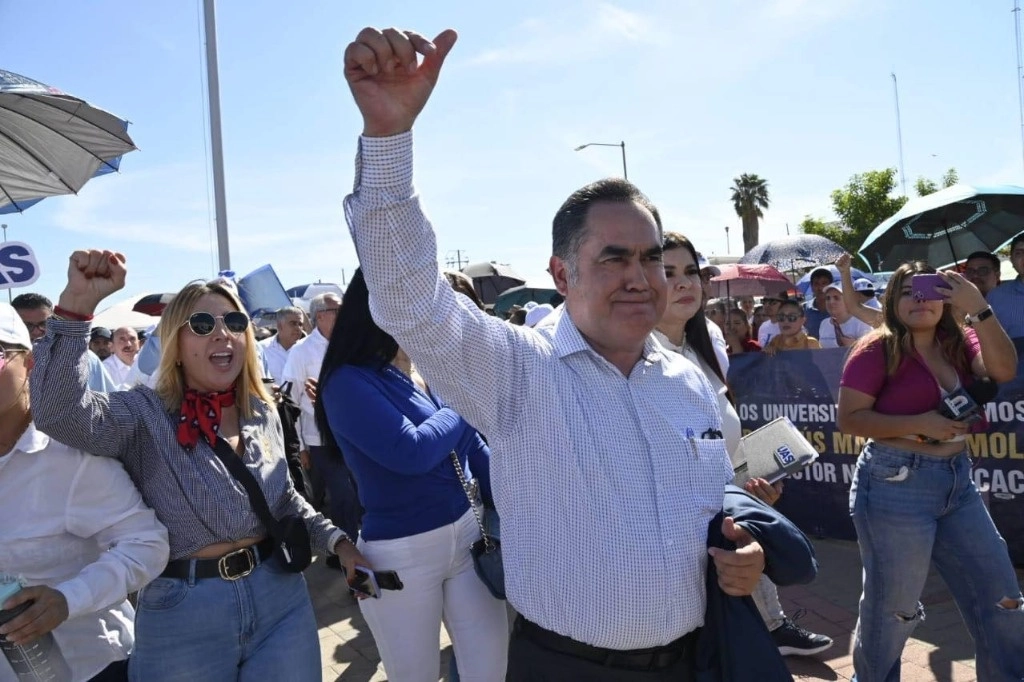 Una de las marchas fue encabezada por el ex rector de la UAS, Jesús Madueña Molina, acusado por el delito de desempeño irregular de la función pública y ejercicio indebido del servicio público. Foto tomada de www.facebook.com/vicerrectoriaurcn