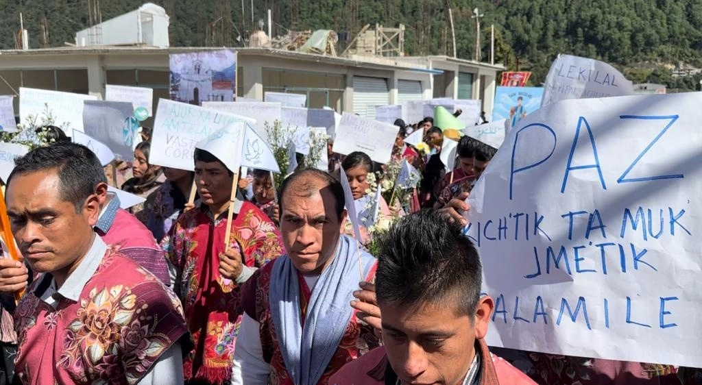 Convocados por la agrupación Pueblo Creyente, unos 3 mil feligreses caminaron más de dos kilómetros, acompañados por música de grupos locales. Foto 'La Jornada'



