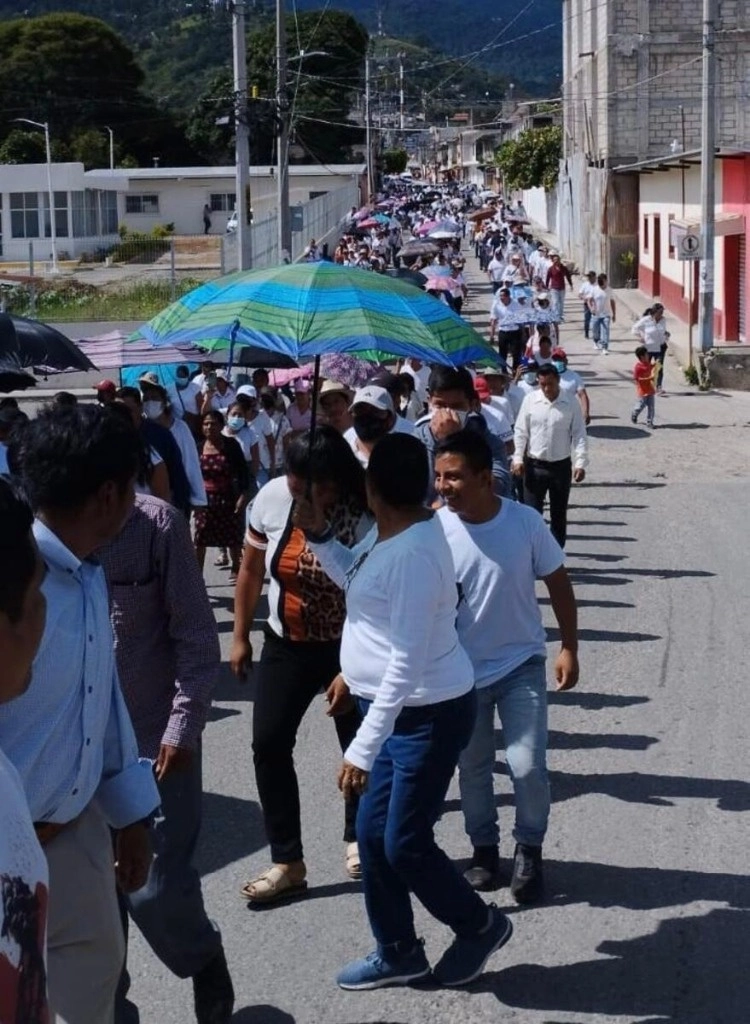 Pobladores marcharon por las principales calles de Motozintla, en la sierra de Chiapas, el 3 de octubre de 2023. Foto 'La Jornada'