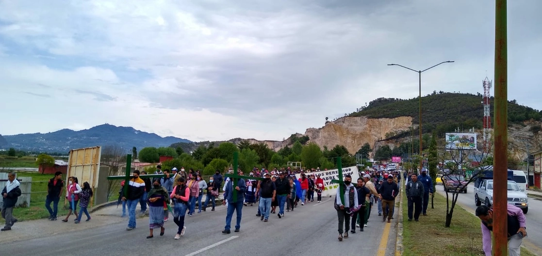 La marcha-peregrinación, realizada en el contexto del Día de la Santa Cruz, comenzó a las 8 horas en el manantial Navajuelos. Foto La Jornada