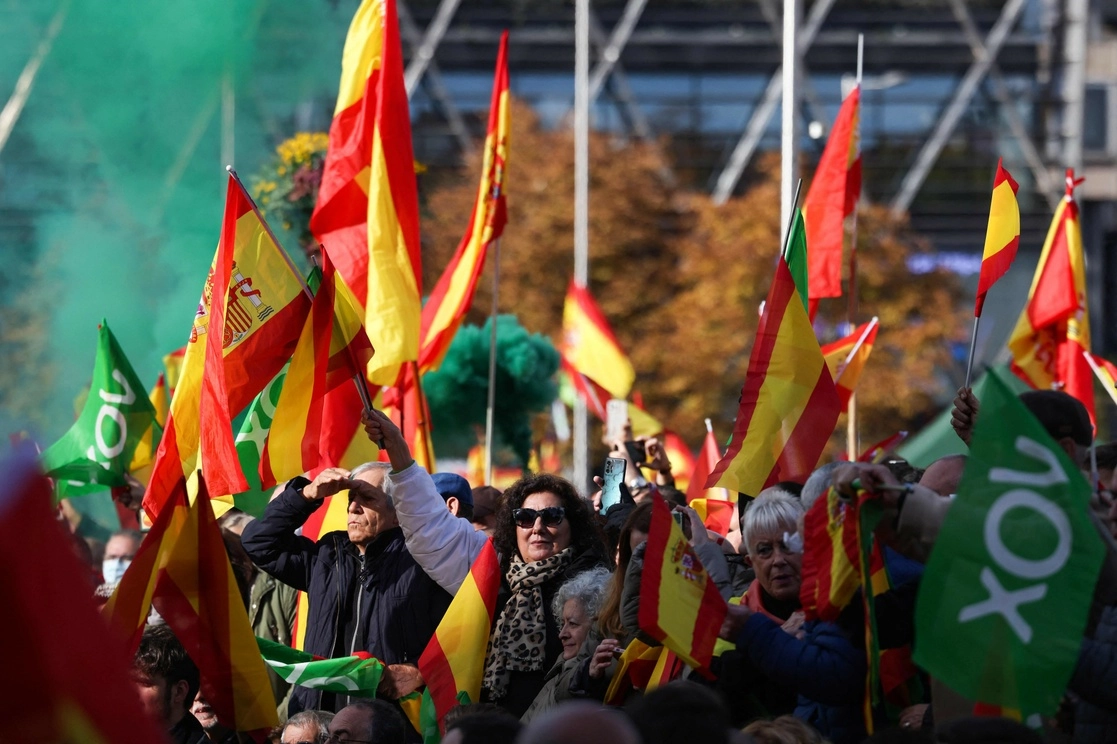 Los partidarios del partido de extrema derecha Vox ondean las banderas y bengalas nacionales de España mientras se reúnen durante una protesta antigubernamental en Madrid, el 27 de noviembre de 2022. Foto Afp