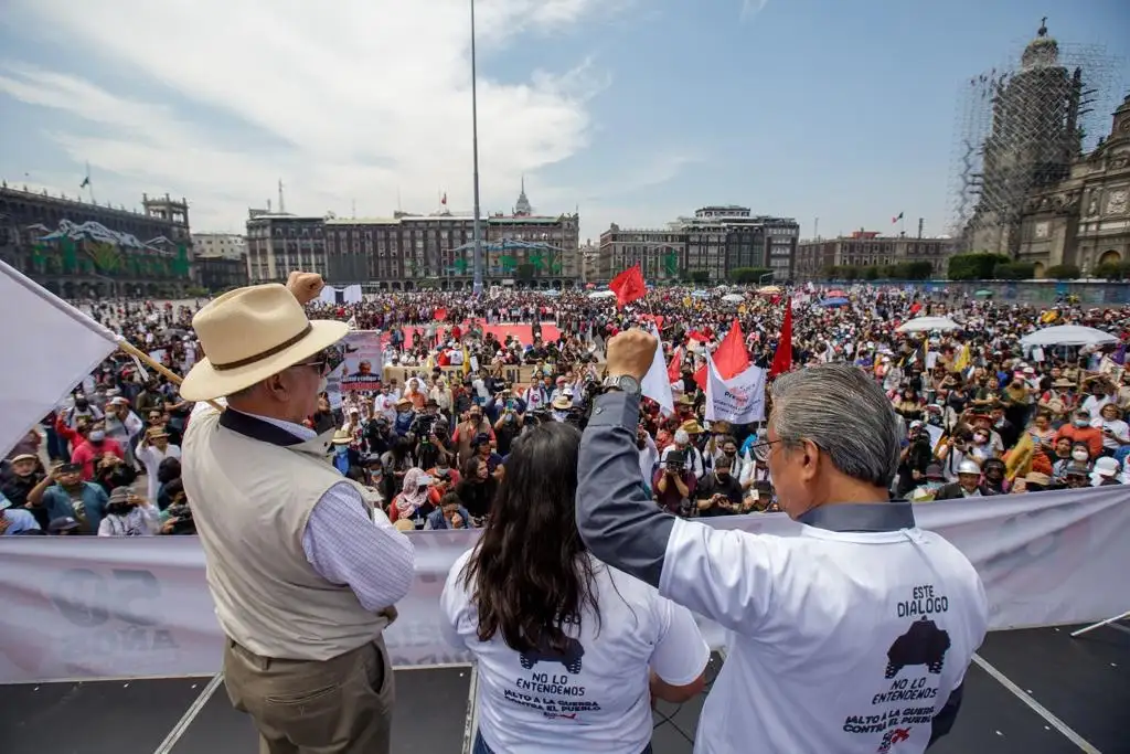 Los integrantes del Comité del 68 ya se encuentran en el podium en el Zócalo de la Ciudad de México, trras la marcha para conmemorar el “2 de octubre de 1968”, el 2 de octubre de 2022. Foto Pablo Ramos