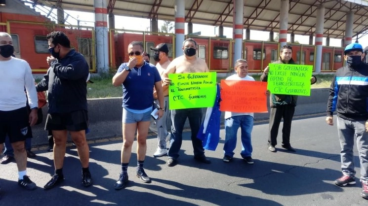 El contingente realizó otra parada frente a la estación del Metro Olímpica, lugar donde se encuentra la organización taxista ROGA. Foto La Jornada