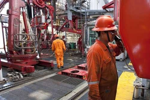Trabajadores en el Piso de perforación en la plataforma de exploración Bicentenario. Foto José Carlo González / Archivo