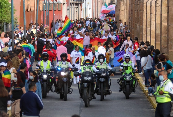 Al menos 20 mil personas que desfilaron desde la Plaza Morelos a Palacio de Gobierno por los derechos de la comunidad lésbico gay en Michoacán. Foto cortesía de la SSP