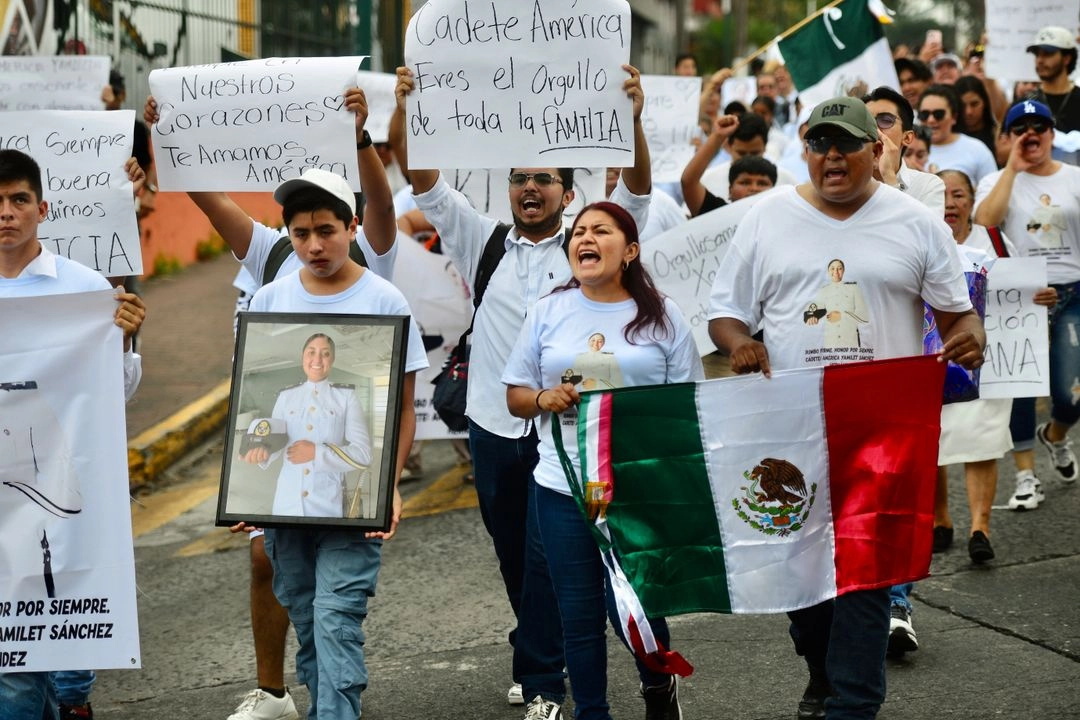 Portando fotografías, pancartas y banderas mexicanas, los manifestantes recorrieron los lugares que la joven solía frecuentar, convirtiendo la marcha en un homenaje a su vida.