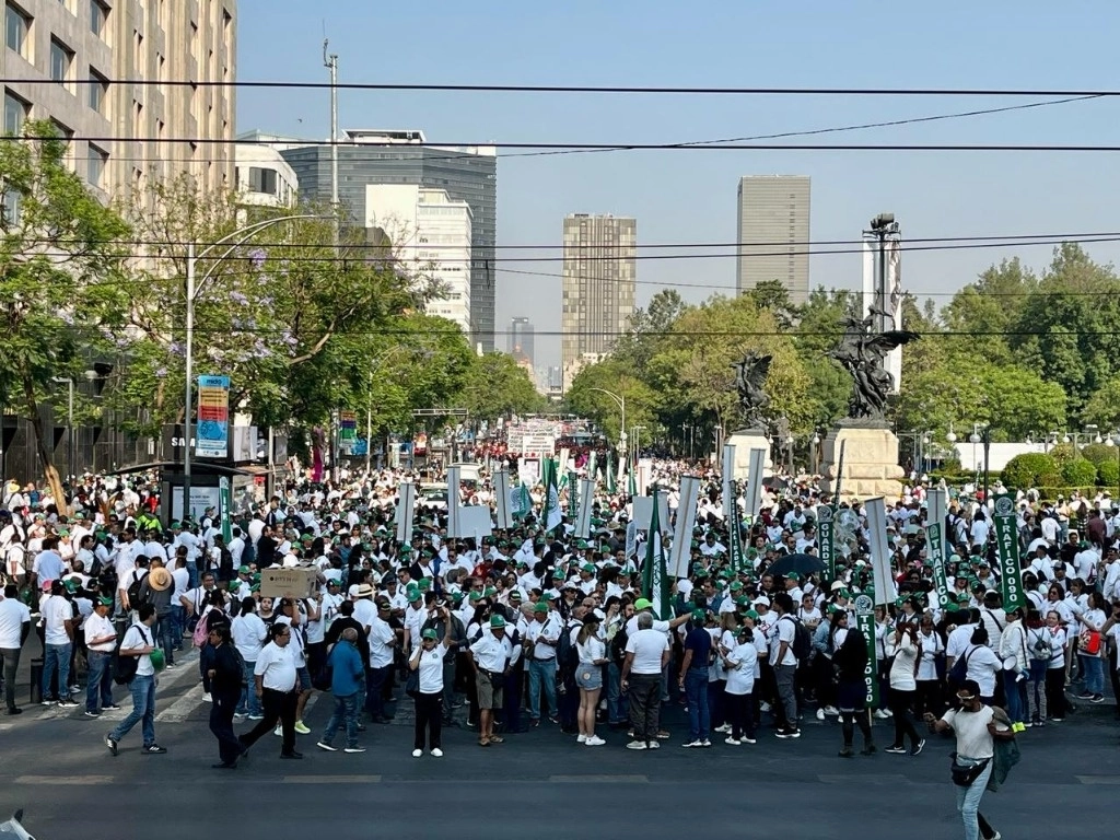 Concentración de trabajadores para la marcha del Día del Trabajo en avenida Juárez, en el Centro Histórico de la CDXM. Foto Luis Castillo
