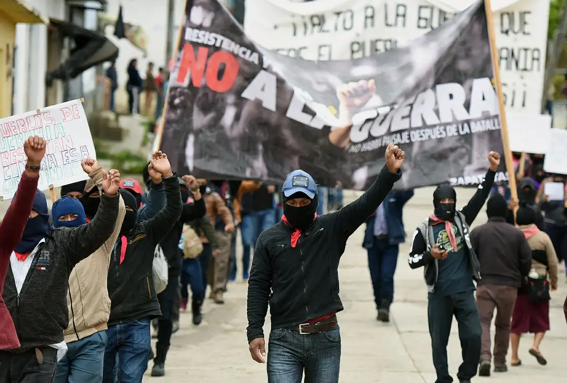 Miles de integrantes del Ejército Zapatista de Liberación Nacional realizaron movilizaciones en San Cristóbal de las Casas, Yajalón, Palenque, Ocosingo, Las Margaritas y Altamirano, así como en los caracoles, para expresar que no sólo prevalecen conflictos bélicos en Ucrania, sino también en Palestina, Siria, el Kurdistán, en la región mapuche y en territorios de pueblos originarios de todo el planeta. Expresaron que comenzó una campaña mundial en contra de las guerras del capitalismo. Foto Afp