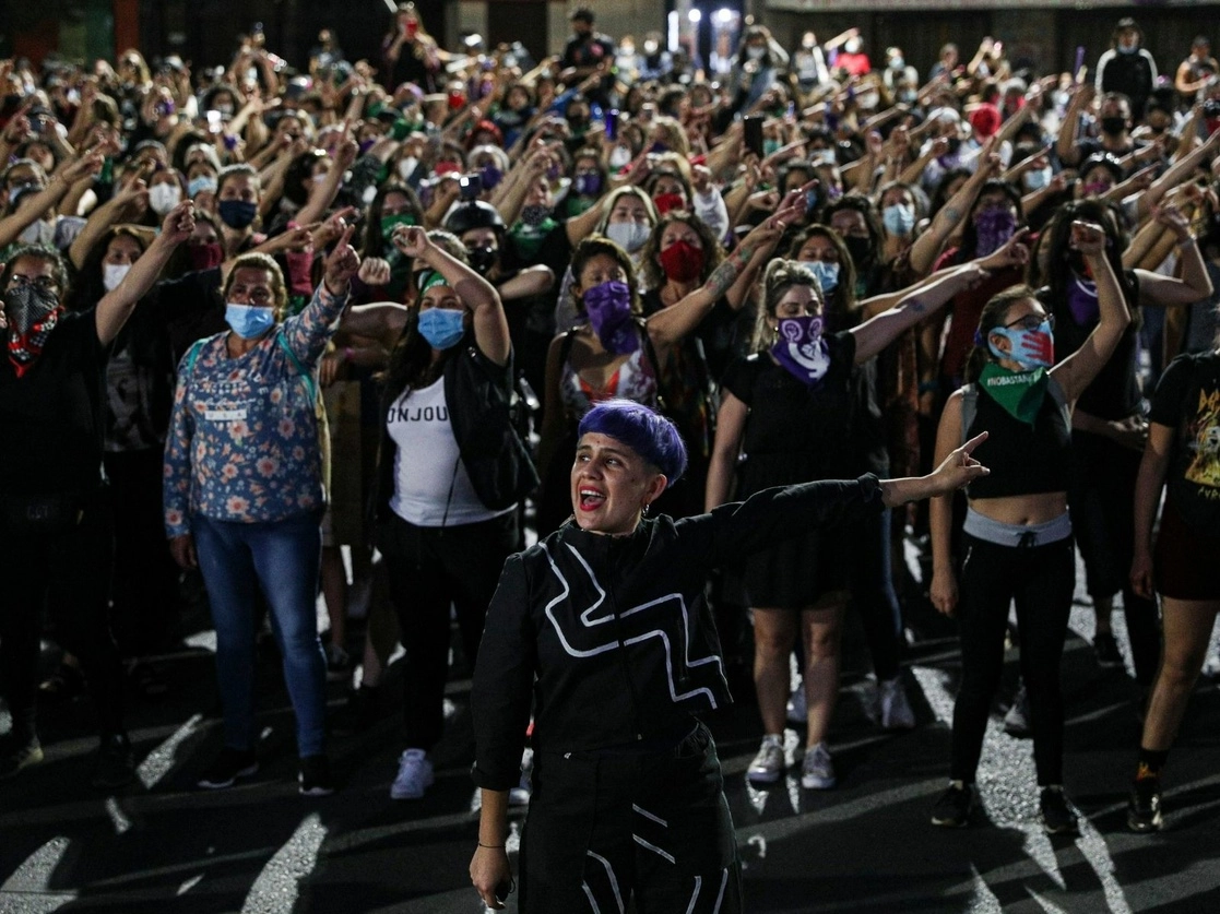 En una movilización por el Día Internacional de la Eliminación de la Violencia contra la Mujer, manifestantes chilenas cantaron Un violador en tu camino, tema adoptado en varias ciudades del mundo para deplorar el abuso y el maltrato. Foto Ap