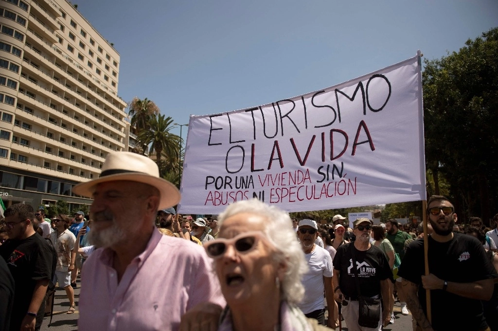 Multitudinaria manifestación en Málaga contra el turismo masivo y sus efectos negativos en el mercado de vivienda. Foto Afp