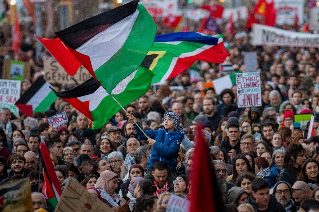 Miles salieron de nuevo a las calles para manifestarse contra la guerra. Imagen de la protesta en Barcelona. Foto Ap