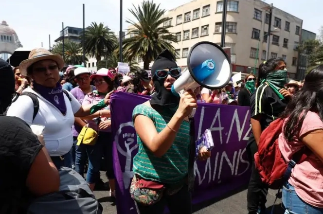 Mujeres, durante la marcha por el Día Internacional de la Mujer, en marzo de 2020, en la Ciudad de México. Foto Cristina Rodríguez