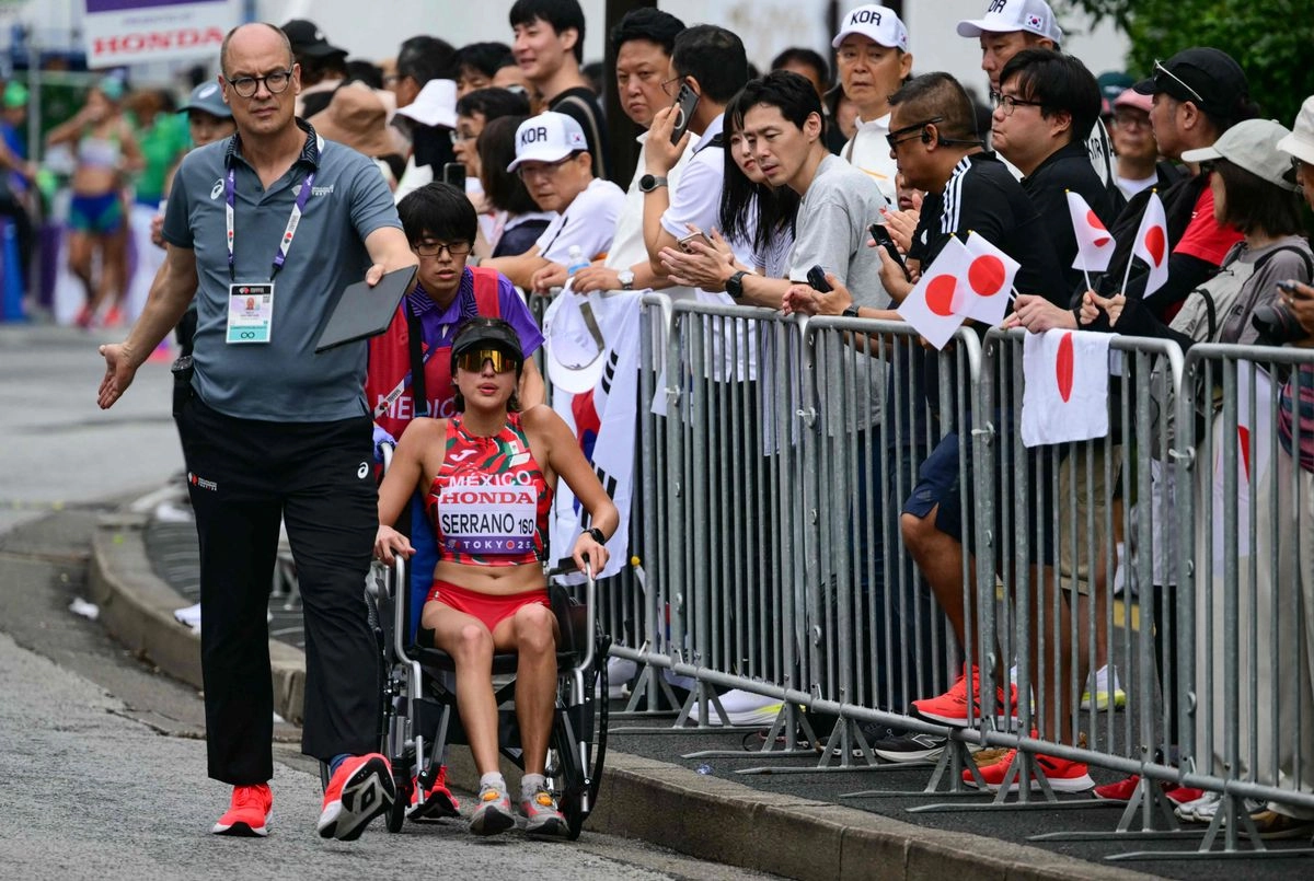 La marchista mexicana Ximena Serrano abandonó en silla de ruedas la competencia en el Mundial de Atletismo en Tokio, el 13 de septiembre de 2025. Foto 