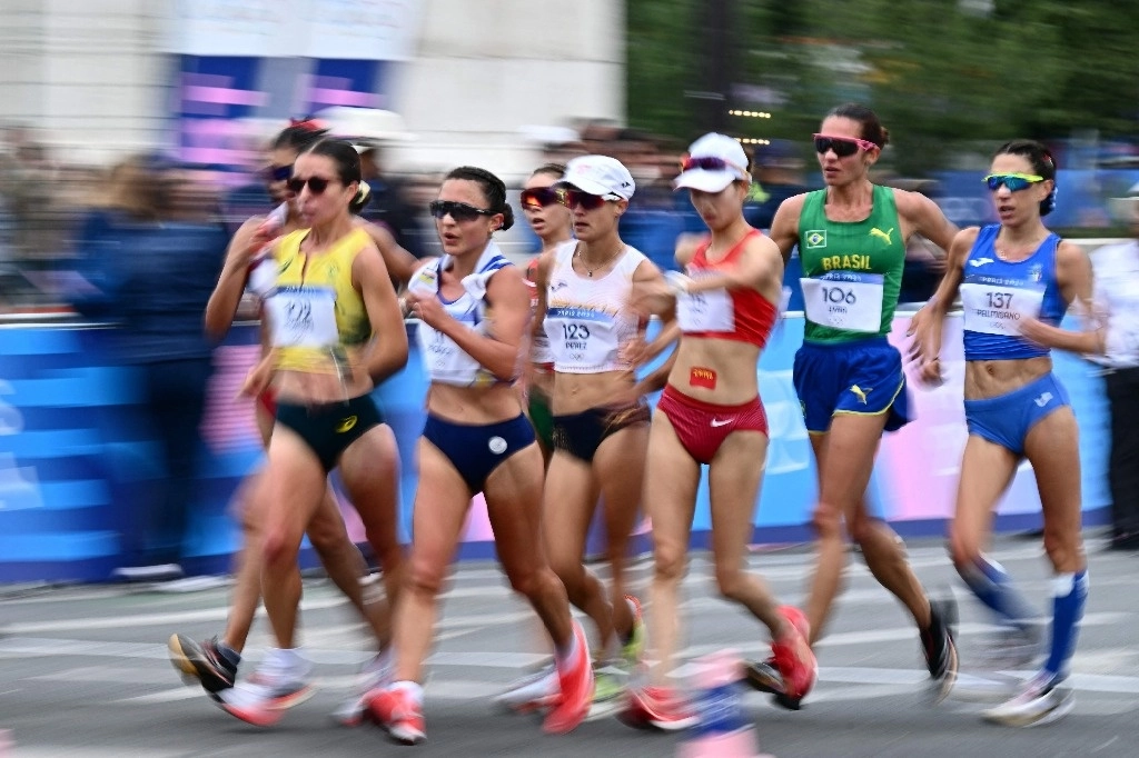 Marchistas de diversos países en la prueba de relevos mixtos en París 2024. Foto Afp