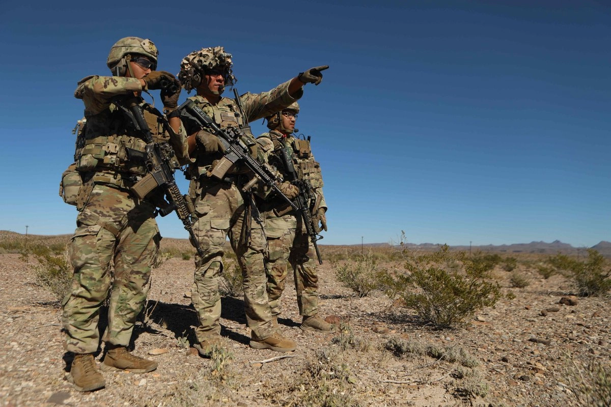 Soldados de EU vigilan el desierto en busqueda de migrantes indocumentados en Presidio, Texas, el 4 de noviembre de 2025. Foto
