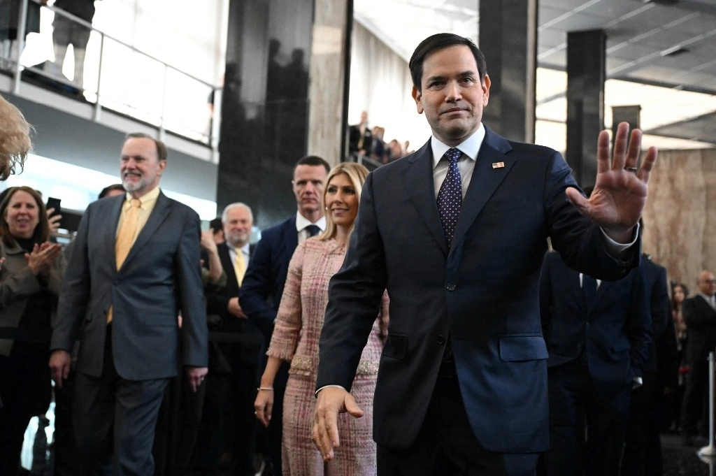 El secretario de Estado de Estados Unidos, Marco Rubio, y su esposa Jeanette Rubio llegan para hablar con los empleados a su llegada al Departamento de Estado en Washington, DC, el 21 de enero de 2025. Foto Afp/ Archivo 