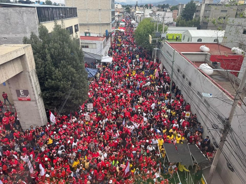 Aficionados llegan al estadio Nemesio Diez para final Toluca contra América. Víctor Camacho

